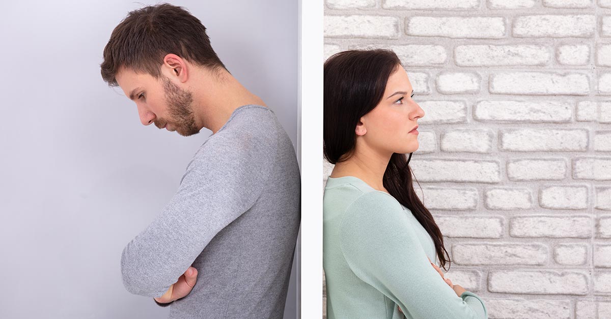 Mann und Frau stehen durch eine Wand getrennt Rücken an Rücken | Immobilie Scheidung