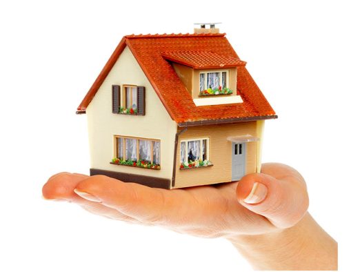 Ein Miniaturhaus auf einer ausgestreckten Hand - Fehler beim Immobilienverkauf