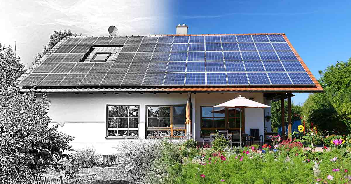 Einfamilienhaus mit Garten, auf der linken Seite ist das Foto schwarz weiss, auf der rechten Seite ist das Foto farbig. Das Dach hat ein Solardach | Immobilienkauf